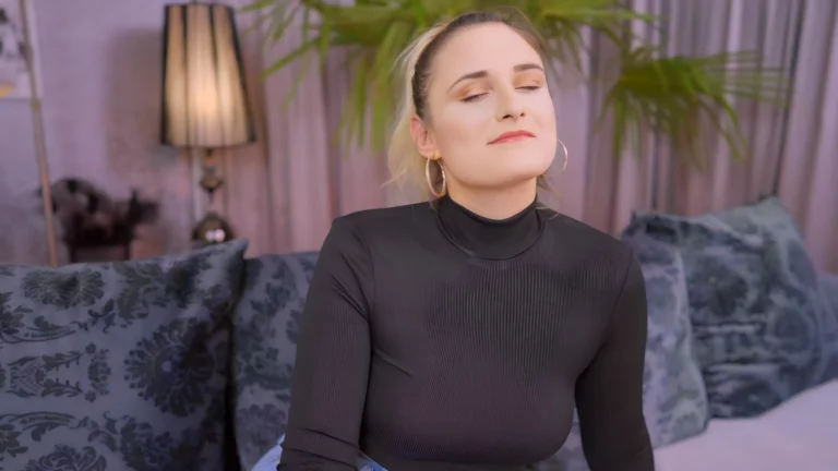 Hot Melina Is Pleasing Herself With A Dildo